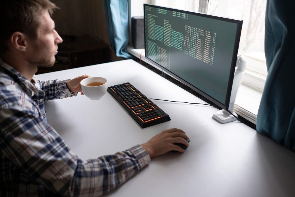 React, Angular czy Vue.js – który framework wybrać w 2025 roku?